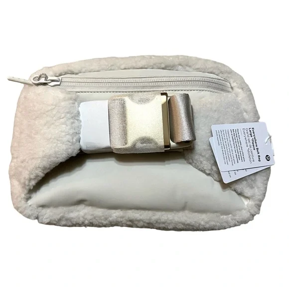 NEW lululemon Everywhere Belt Bag Large Fleece Size 2L Gold Hardware - Picture 8 of 8